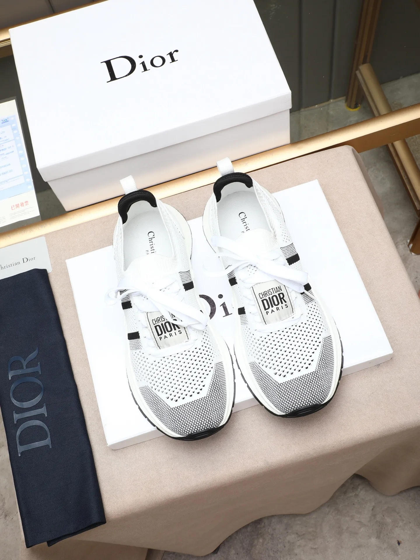 Men's shoes 💰420 🌟DIOR CHRONO Dior's new, casual, business, all-in-one sports shoes. Simple and super versatile. The uppers are equipped with Logo cloth labels. The uppers are perfect and luxurious and can be matched with any spring, summer, autumn and winter clothing. The upper feet are even more comfortable! The original material is disassembled and reproduced perfectly. The fly-woven upper is breathable and comfortable. The original super light TPU anti-slip outsole. Unique. Full of details. Fine workmanship. Worth owning 3 color options 38-44 (customized for 45)